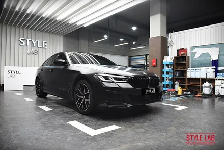 화이트에서 블랙으로 변신!~ BMW 530i 전체랩핑 했습니다. 3M 사틴 블랙은 언제나 인기최고. 블랙그릴과 실내랩핑, 크롬죽이기까지! 하남랩핑 전문점 스타일랩 / 하남, 송파, 강동, 경기광주