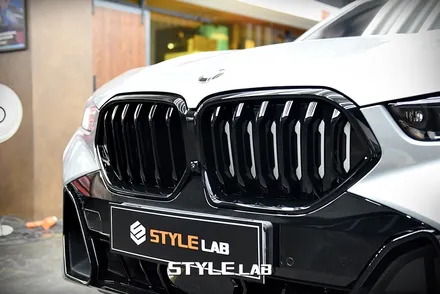 BMW X6 LCI 블랙그릴 교체 및 사이드미러, 스포일러, 머플러팁 유광블랙 랩핑 / 하남시 초일동
