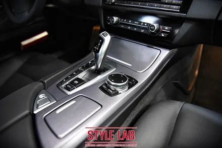 BMW F10 520d 실내랩핑. 3M 브러쉬 스틸로 모던한 느낌을 연출해 봤어요. 하남랩핑, 하남실내랩핑, 미사실내랩핑 전문 스타일랩 하남점 / 하남시 초일동