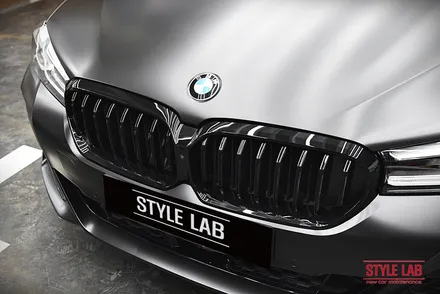 화이트에서 블랙으로 변신!~ BMW 530i 전체랩핑 했습니다. 3M 사틴 블랙은 언제나 인기최고. 블랙그릴과 실내랩핑, 크롬죽이기까지! 하남랩핑 전문점 스타일랩 / 하남, 송파, 강동, 경기광주