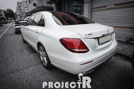 벤츠 E클래스 E300 전체랩핑, 에이버리 사틴 화이트 자동차 래핑 재시공기 by 프로젝트알 / 부천 원미구 상동