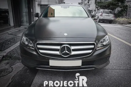 벤츠 E클래스 E220d 에이버리 사틴블랙 전체랩핑 및 블락포디 샴페인골드 열차단 썬팅(윈도틴팅) 시공기 by 프로젝트알 / 부천 원미구 상동