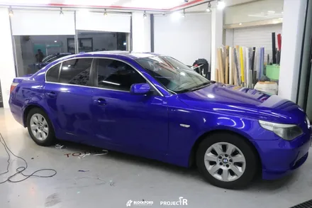 부천랩핑전문점 프로젝트알 bmw e60 5시리즈 3m1080유광블루라즈베리 전체랩핑시공 / 부천 원미구 상동