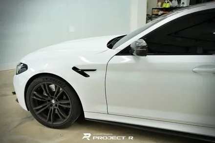 BMW M5 에이버리 유광 화이트 전체 랩핑 시공, 부천 자동차랩핑 전문 프로젝트R / 부천 원미구 상동