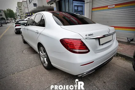 벤츠 E클래스 E300 전체랩핑, 에이버리 사틴 화이트 자동차 래핑 재시공기 by 프로젝트알 / 부천 원미구 상동