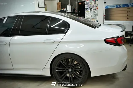 BMW M5 에이버리 유광 화이트 전체 랩핑 시공, 부천 자동차랩핑 전문 프로젝트R / 부천 원미구 상동