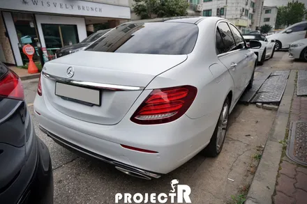 벤츠 E클래스 E300 전체랩핑, 에이버리 사틴 화이트 자동차 래핑 재시공기 by 프로젝트알 / 부천 원미구 상동