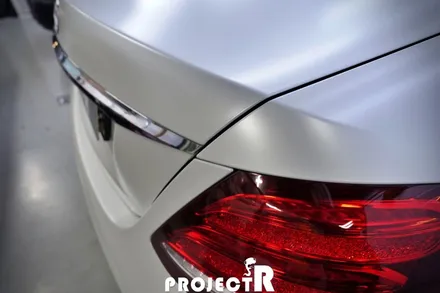 벤츠 E클래스 E300 에이버리 사틴 화이트펄 전체 랩핑, 부천 자동차래핑 프로젝트R / 부천 원미구 상동
