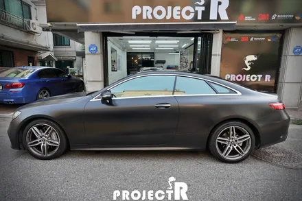 벤츠 E클래스 E220d 쿠페 사틴블랙 전체 랩핑, 인천 부천 자동차 랩핑 전문점 프로젝트R / 부천 원미구 상동