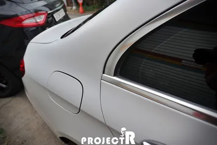 벤츠 E클래스 E300 전체랩핑, 에이버리 사틴 화이트 자동차 래핑 재시공기 by 프로젝트알 / 부천 원미구 상동