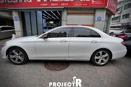 벤츠 E클래스 E300 전체랩핑, 에이버리 사틴 화이트 자동차 래핑 재시공기 by 프로젝트알 / 부천 원미구 상동