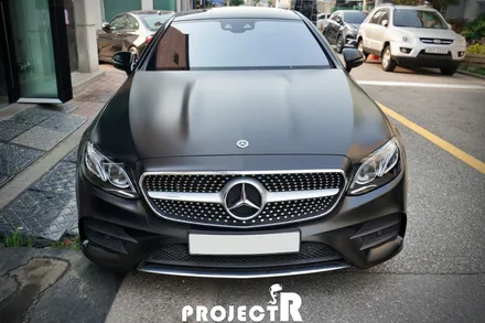 벤츠 E클래스 E220d 쿠페 사틴블랙 전체 랩핑, 인천 부천 자동차 랩핑 전문점 프로젝트R / 부천 원미구 상동