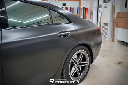 벤츠 CLS 300d 전체 랩핑 에이버리 사틴블랙 시공, 부천 자동차랩핑 전문 프로젝트알 / 부천 원미구 상동