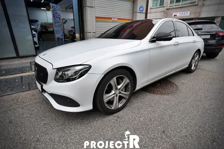 벤츠 E클래스 E300 전체랩핑, 에이버리 사틴 화이트 자동차 래핑 재시공기 by 프로젝트알 / 부천 원미구 상동