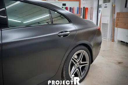 벤츠 CLS 300d 에이버리 사틴블랙 전체 랩핑 시공, 부천 자동차랩핑은 프로젝트알 / 부천 원미구 상동