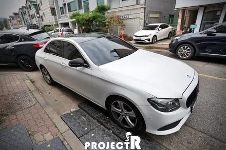 벤츠 E클래스 E300 전체랩핑, 에이버리 사틴 화이트 자동차 래핑 재시공기 by 프로젝트알 / 부천 원미구 상동