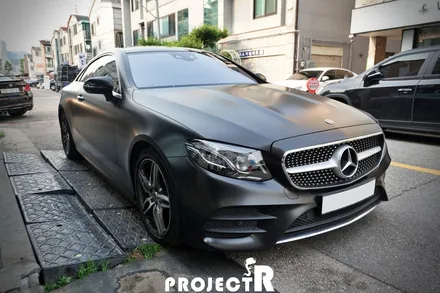 벤츠 E클래스 E220d 쿠페 사틴블랙 전체 랩핑, 인천 부천 자동차 랩핑 전문점 프로젝트R / 부천 원미구 상동