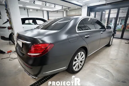 벤츠 E클래스 E220d 전체랩핑, 에이버리 사틴블랙 자동차 래핑 시공기 by 인천 프로젝트알 / 부천 원미구 상동
