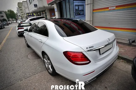 벤츠 E클래스 E300 전체랩핑, 에이버리 사틴 화이트 자동차 래핑 재시공기 by 프로젝트알 / 부천 원미구 상동