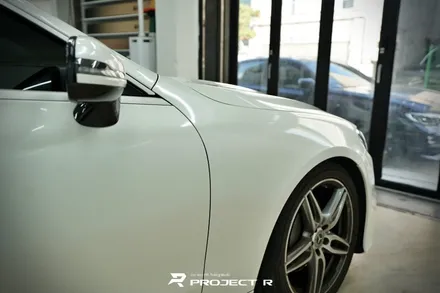부천랩핑 벤츠 E클래스 쿠페 에이버리 유광 화이트펄 전체 랩핑 시공, 프로젝트알 / 부천 원미구 상동