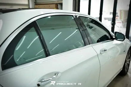 벤츠 E클래스 E300 글라스틴스 선셋 썬팅, 울트라핏 블랙PPF 루프스킨 시공 in 프로젝트알 / 부천 원미구 상동