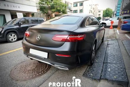 벤츠 E클래스 E220d 쿠페 사틴블랙 전체 랩핑, 인천 부천 자동차 랩핑 전문점 프로젝트R / 부천 원미구 상동