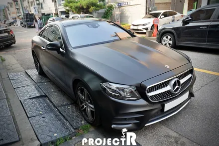 벤츠 E클래스 E220d 쿠페 사틴블랙 전체 랩핑, 인천 부천 자동차 랩핑 전문점 프로젝트R / 부천 원미구 상동