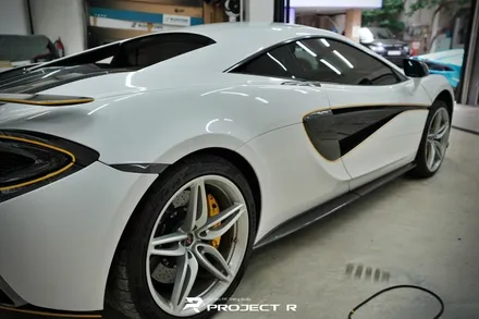 맥라렌 570s 에이버리 유광 화이트 전체 랩핑, 스텍 다이노 플렉스 윈드쉴드 시공 / 부천 프로젝트R / 부천 원미구 상동