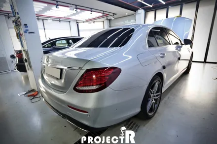 벤츠 E클래스 E300 에이버리 사틴 화이트펄 전체 랩핑, 부천 자동차래핑 프로젝트R / 부천 원미구 상동