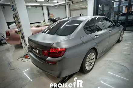 BMW 5시리즈 528i 에이버리 사틴그레이 전체 랩핑, 부천 자동차 래핑 전문 프로젝트R / 부천 원미구 상동