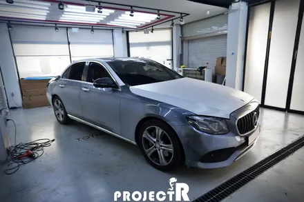 벤츠 E클래스 E300 전체랩핑, 에이버리 사틴 화이트 자동차 래핑 재시공기 by 프로젝트알 / 부천 원미구 상동