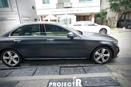 벤츠 E클래스 E220d 에이버리 사틴블랙 전체랩핑 및 블락포디 샴페인골드 열차단 썬팅(윈도틴팅) 시공기 by 프로젝트알 / 부천 원미구 상동