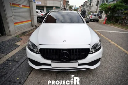 벤츠 E클래스 E300 전체랩핑, 에이버리 사틴 화이트 자동차 래핑 재시공기 by 프로젝트알 / 부천 원미구 상동