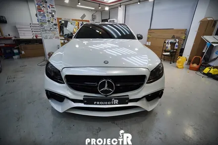 벤츠 E클래스 E63 AMG 전체 랩핑 재시공, 에이버리 유광화이트에서 유광 화이트펄로 체인지업! by 부천랩핑 전문 프로젝트R / 부천 원미구 상동