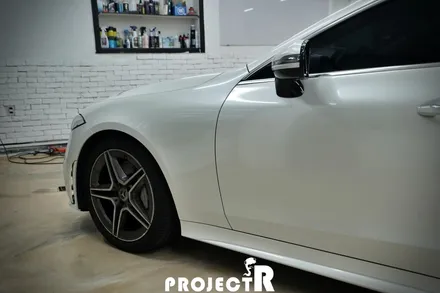 벤츠 CLS 300d 전체랩핑, 에이버리 유광 화이트펄 시공, 부천 상동 랩핑 전문 프로젝트알 / 부천 원미구 상동