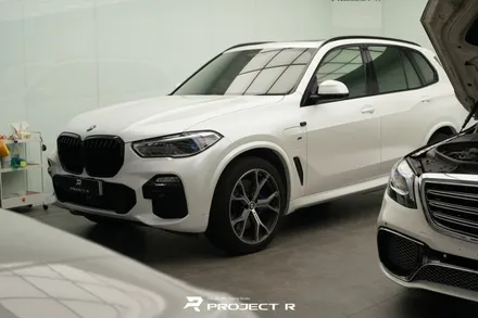 BMW X5 45e 전체 랩핑, 비닐프로그 사틴 펄 화이트 시공 부천 약대동 프로젝트알 / 부천 원미구 상동