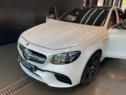 [ 분당 세미크리닝 ] 베이지 시트가 이염되어 누렇게 변색된 \' 벤츠 E63 AMG \' 가죽시트 크리닝으로 복원하고 이염방지을 위해 레더쉴드 가죽시트코팅 / 성남, 판교, 분당, 용인