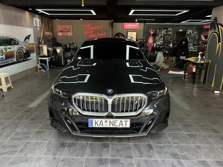 부산 크롬죽이기 BMW i5 아이코닉 그릴 세로그릴 고광택 블랙 랩핑 시공 / 부산 해운대구