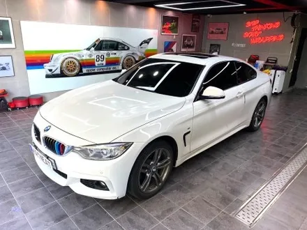 부산랩핑 BMW 4시리즈 쿠페 사틴블랙 전체랩핑으로 묵직하고 깔끔한 쿠페로 만들기! [TINYBOT] / 부산 해운대구
