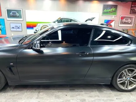 부산랩핑 BMW 4시리즈 쿠페 사틴블랙 전체랩핑으로 묵직하고 깔끔한 쿠페로 만들기! [TINYBOT] / 부산 해운대구