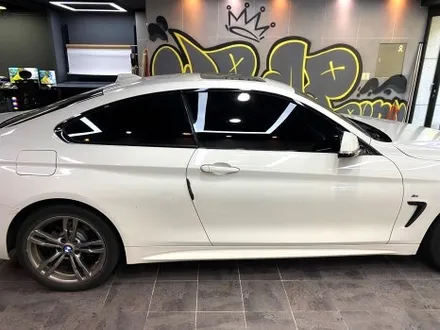 부산랩핑 BMW 4시리즈 쿠페 사틴블랙 전체랩핑으로 묵직하고 깔끔한 쿠페로 만들기! [TINYBOT] / 부산 해운대구