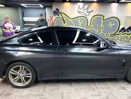 부산랩핑 BMW 4시리즈 쿠페 사틴블랙 전체랩핑으로 묵직하고 깔끔한 쿠페로 만들기! [TINYBOT] / 부산 해운대구