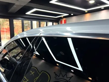 부산 투톤랩핑 BMW i7 듀오톤랩핑 시공으로 럭셔리한 플래그십 세단 표현하기! [3M 화이트 알루미늄] / 부산 해운대구