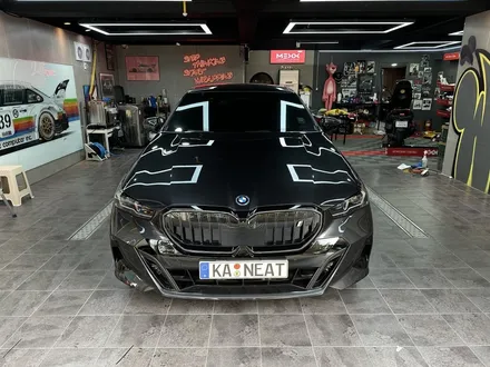 부산 크롬죽이기 BMW i5 아이코닉 그릴 세로그릴 고광택 블랙 랩핑 시공 / 부산 해운대구