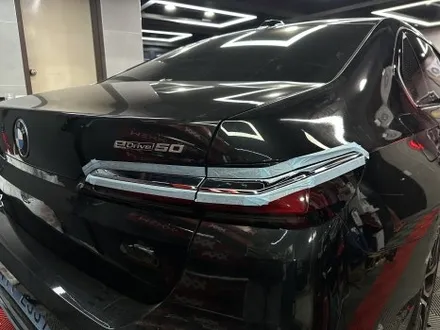 부산 랩핑 BMW 740i 전체 외관 정리｜크롬죽이기 + 블랙 유광 휠도색으로 완성도 끌어올리다 / 부산 해운대구