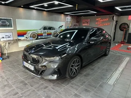 부산 크롬죽이기 BMW i5 아이코닉 그릴 세로그릴 고광택 블랙 랩핑 시공 / 부산 해운대구
