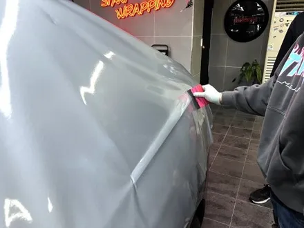 부산 투톤랩핑 BMW i7 듀오톤랩핑 시공으로 럭셔리한 플래그십 세단 표현하기! [3M 화이트 알루미늄] / 부산 해운대구