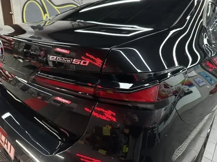 부산 랩핑 BMW 740i 전체 외관 정리｜크롬죽이기 + 블랙 유광 휠도색으로 완성도 끌어올리다 / 부산 해운대구