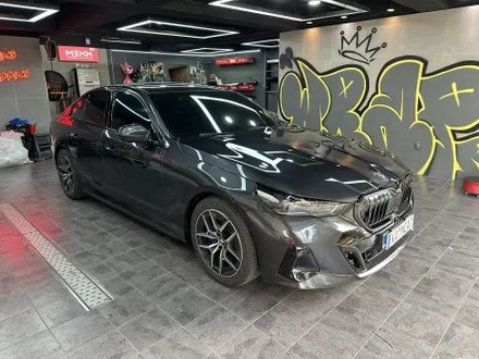부산 크롬죽이기 BMW i5 아이코닉 그릴 세로그릴 고광택 블랙 랩핑 시공 / 부산 해운대구
