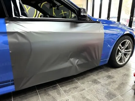 부산랩핑 BMW 3시리즈 사틴 다크 그레이 컬러로 도시적인 느낌 물씬~ / 부산 해운대구